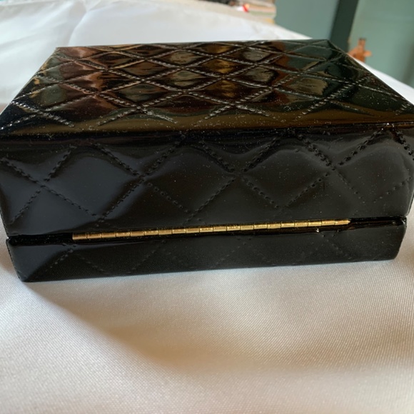 🎉Host Pick🎉 Square Box Handbag with Black Quilted Outside! - Picture 3 of 8